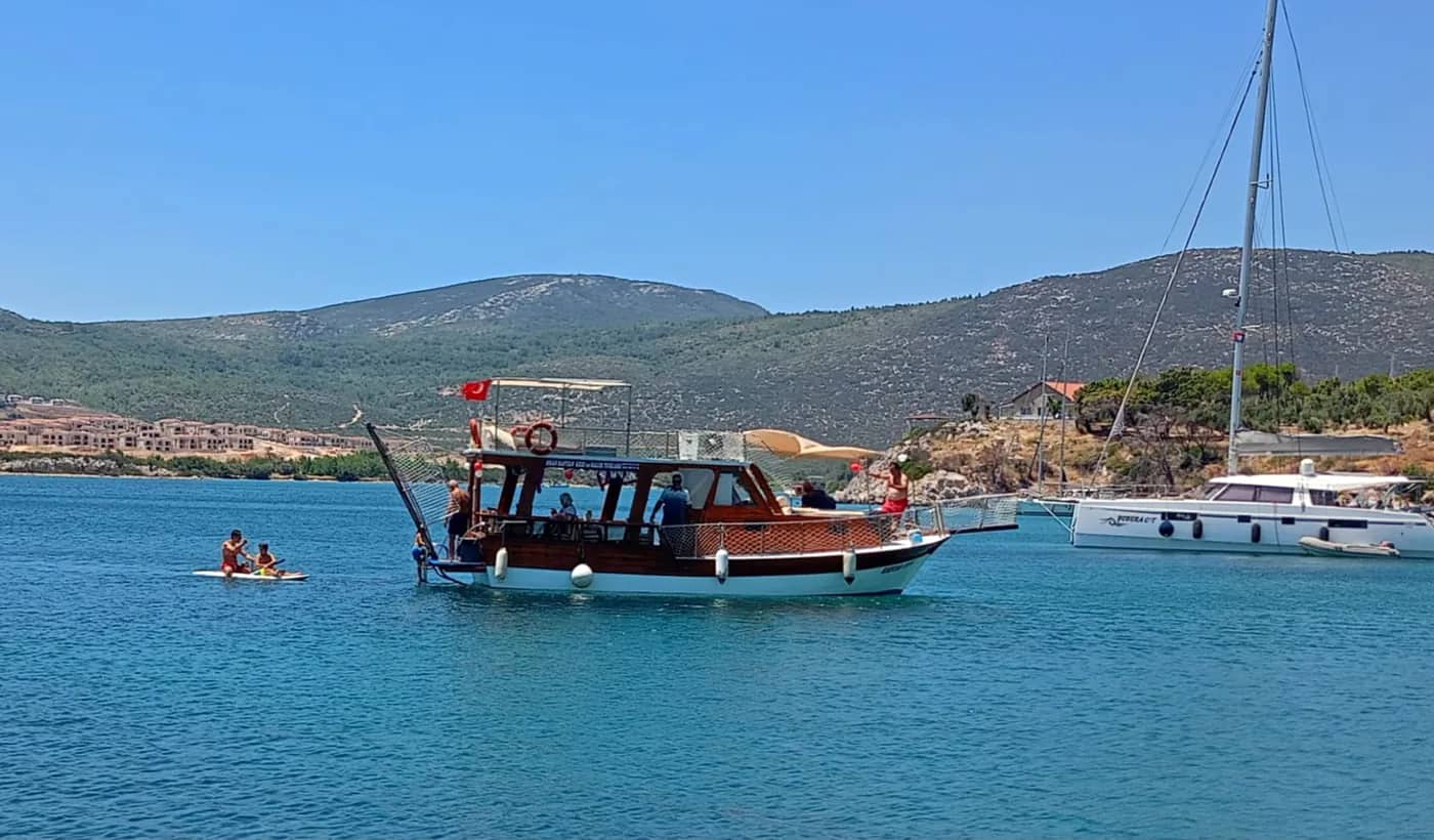 Okan Kaptan teknesinin deniz üzerindeki dış görünümü