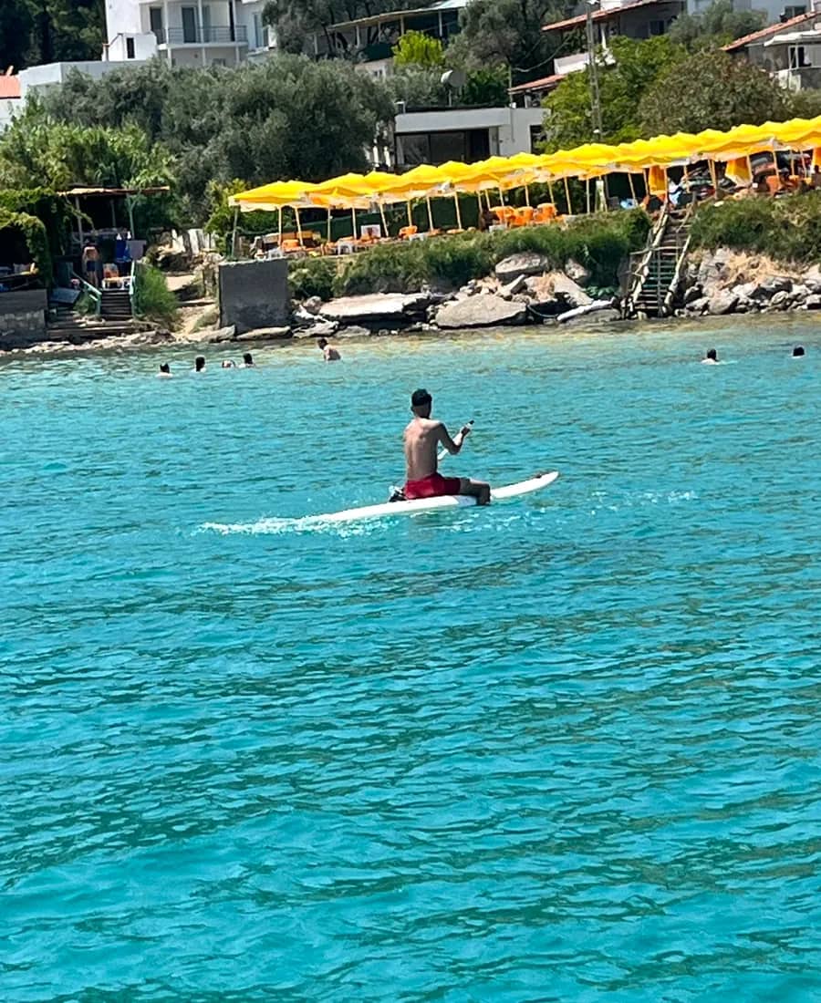 Mordoğan turunda SUP yapan misafir