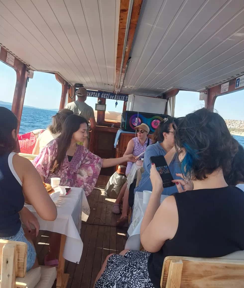 Okan Kaptan teknesinde ön bölüm ve misafir alanı