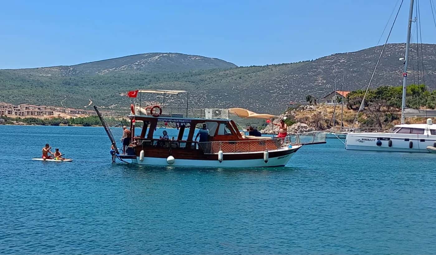 Okan Kaptan teknesi Mordoğan koyunda seyir halinde