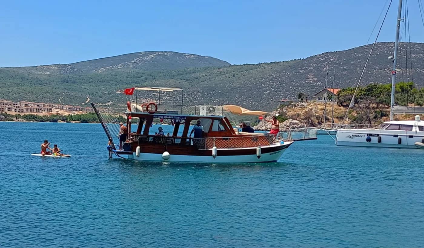 Okan Kaptan teknesi Mordoğan koyunda gerçek tur görüntüsü
