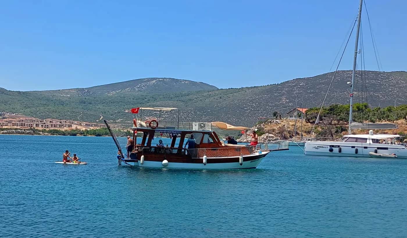 Okan Kaptan teknesinin deniz üzerindeki dış görünümü